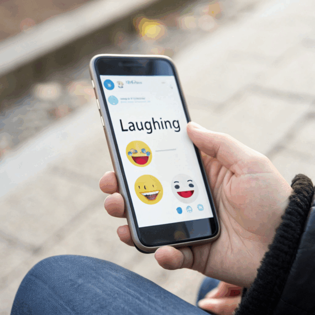 Humor pode humanizar e ampliar o alcance da comunicação pública — mas exige estratégia para evitar riscos legais e danos à credibilidade institucional.