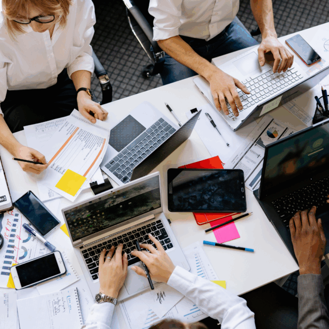 Tecnologia não substitui equipe. Mas pode resolver 60% do trabalho repetitivo. Embora essa frase possa causar certo desconforto à primeira vista, ela revela uma enorme oportunidade para os gestores públicos que desejam melhorar sua comunicação.