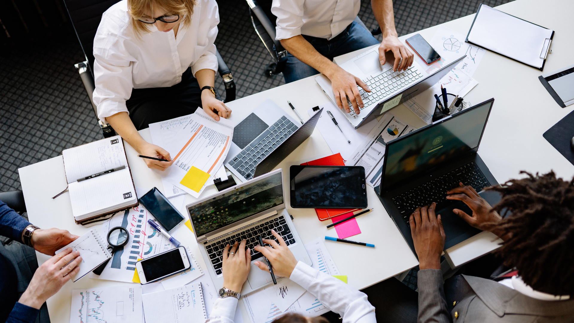 Tecnologia não substitui equipe. Mas pode resolver 60% do trabalho repetitivo. Embora essa frase possa causar certo desconforto à primeira vista, ela revela uma enorme oportunidade para os gestores públicos que desejam melhorar sua comunicação.